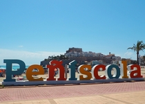 Peñíscola renueva las letras XL del Paseo Marítimo