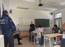 La Policía Local de Peñíscola imparte charlas en el instituto sobre el uso de las tecnologías de la comunicación, abusos y delitos