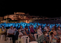 Peñíscola da la bienvenida al verano con el espectáculo Veles e Vents