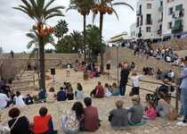 Los visitantes y turistas se convierten en actores por un día este puente en Peñíscola