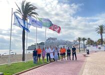 Peñíscola luce las banderas de calidad en su playa