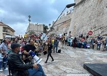 Los visitantes y turistas se convierten en actores por un día, este puente, en Peñíscola