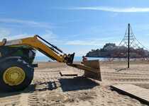 Peñíscola prepara la playa para Semana Santa  