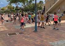 Peñíscola programa deporte y actividades infantiles en su playa y paseo