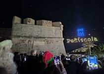 Peñíscola ilumina su cielo para para encender su espectacular alumbrado navideño