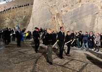 Peñíscola vive la procesión del Jueves Santo por las calles empedradas de su ciudadela