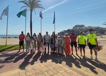 Peñíscola ya luce las banderas de calidad en su playa