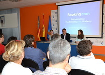 Empresas de alojamiento de Peñíscola reciben formación para la venta online de www.booking.com