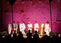 La representación de ‘Calígula’ pone en pie al público que llenó el patio de armas del Castillo de Peñíscola