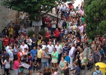 Medio millar de personas se manifiestan en Peñíscola en contra de la actividad de la planta de gas