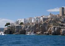 Peñíscola muestra a las familias su pasado cinemátografico a bordo de un barco 