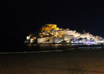 La muralla renacentista que rodea la fortaleza de Peñíscola luce nueva iluminación