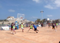 Peñíscola dinamiza su playa y su paseo con actividades deportivas