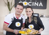 El alcalde de Peñíscola, Andrés Martínez, se atreve con los fogones de Canal Cocina en ‘Hoy cocina mi alcalde’