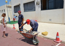 El Ayuntamiento lleva a cabo pequeñas obras de mejora en el CEIP Jaime Sanz y el próximo año instalará aseos en el recreo de los más pequeños del centro