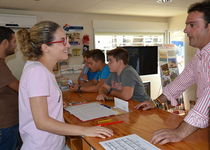 Las oficinas de información turística de Peñíscola registran récord de consultas en los días de agosto, superando las 1500 atenciones al día