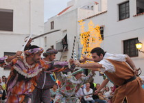 La Dansa-Batalla de Moros i Cristians en Peñíscola clausura una tarde de emociones en el Día de la Patrona