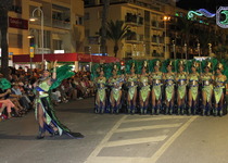 La Asociación Cultural de Moros i Cristians de Peñíscola celebra el primer desfile de su 30º Aniversario