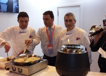 Peñíscola cocina un arroz a banda y muestra la autenticidad del recetario tradicional marinero en FITUR