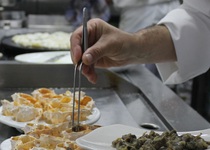 Las XIII Jornadas Gastronómicas del Langostino y el Caragol Punxent de Peñíscola llegan a su ecuador con más de 400 comensales