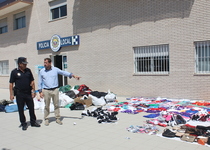 La Policía Local de Peñíscola destruye alrededor de 10.000 artículos procedentes del "top manta"