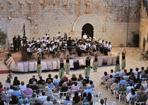 El castillo de Peñíscola acoge el concierto de marchas Moras y Cristianas
