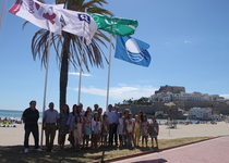 Peñíscola ya luce las Banderas Azules en sus playas