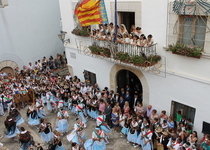 Peñíscola honra a su Patrona con flores y danza