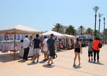 Los comerciantes de Peñíscola llenan el Paseo Marítimo