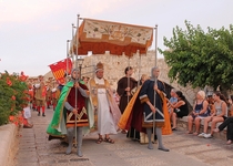El Desfile de Cierre clausura los actos de "Peñíscola, Ciudad Papal"