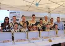 La Reina y Corte de Honor reparten más de 1000 pastissets en el Día del Turista