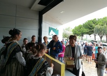 La Reina y Corte de Honor reparten dulces típicos y moscatel en el Día del Turista en las Fiestas de Peñíscola