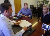 El alcalde recibe al Coronel Jefe del Regimiento de Transmisiones 22 del Ejército